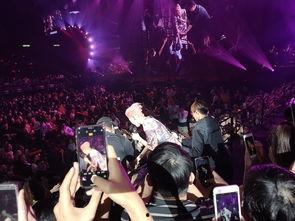 红馆演唱会吃瓜视频,吃瓜观众捕捉精彩瞬间