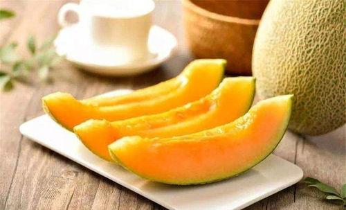 蜜瓜如何快速去皮吃视频,快速享用美味