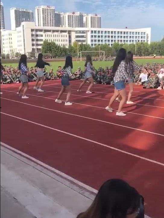 军训吃瓜跳舞视频播放,吃瓜跳舞视频走红网络