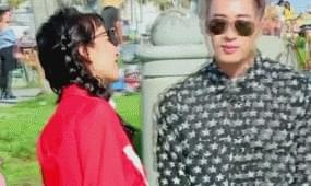 让朋友吃瓜视频,朋友间的欢乐互动瞬间